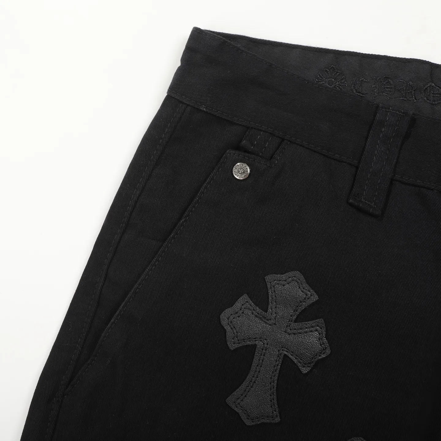 P270 Chrome Hearts CH casual black trousers cross-patched leather jeans. Original purchased and patterned to truly restore the ultimate texture of Vintage. Special Italian cowhide print and then cut. Customized sheepskin three-layer thick line leather. The whole is spliced in heavy water washing process. Craftsmen hand-splash ink. You can see the details. Three-dimensional cutting version. Loose and comfortable. Not flattering on the figure. Shows height and slimness. Factory Seiko. Original quality control. Same style for men and women. Can be matched with couples. Versatile recommendation. The must-have jeans for all seasons Color: black Size: 28/30/32/34 Waist: 73/78/83/88 Pants length: 102/104/106/108